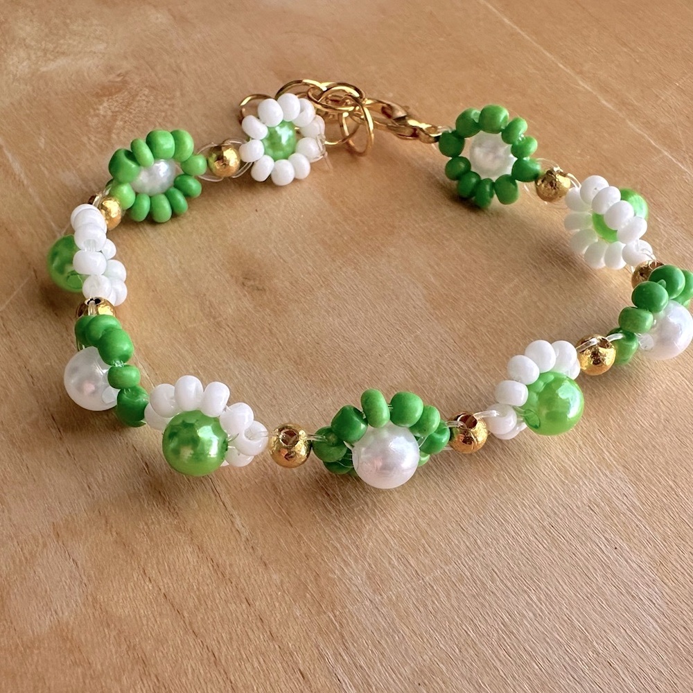 “Elaina” Green & White Floral Beaded Bracelet